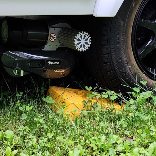 Den Wohnwagen gerade ausrichten und aufstellen