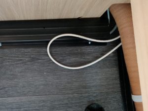 überschüssiges Kabel zurück in den Bettkasten gezogen