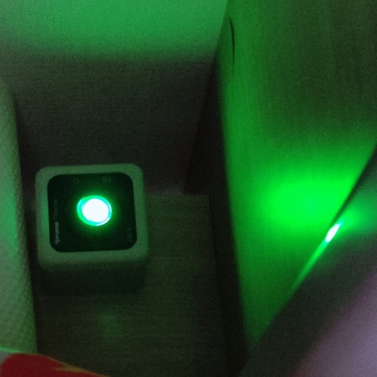 Grünes, grelles Kontrolllicht am Schalter der Therme.