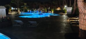 beleuchteter Pool bei Nacht