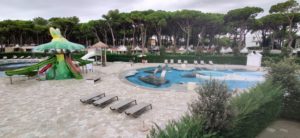 Poolbereich mit Kinderbecken und Wasserrutsche