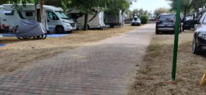 befestigte Seitenstraßen zu den Parzellen