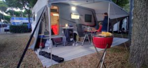 entspannter Grillabend vor Wohnwagen