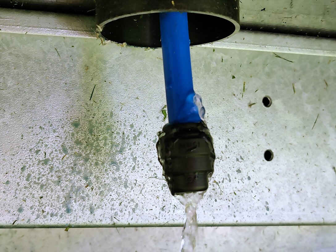 Stoppel beim Wohnwagen-Wassertank durch ein Ventil ersetzten