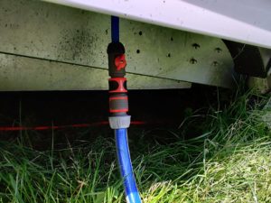 Das restliche Wasser im Tank kann über einen Schlauch abgelassen werden.