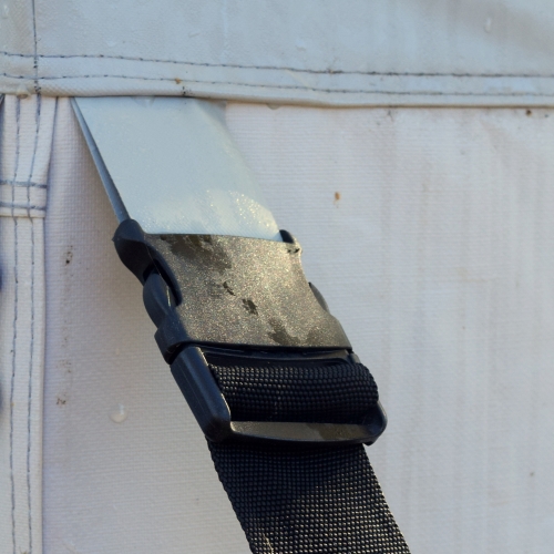 Manche Vorzelte sind mit fixen Steckschnallen ausgestattet um das Sturmband einfach anklippen zu können.