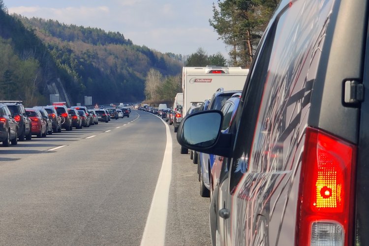 Rettungsgasse bei Staubildung auf der Autobahn