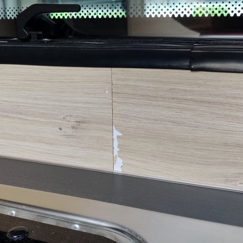 Fuge zwischen den beiden Holzplatten der Wandverkleidung der Küche in einem Sterckeman Wohnwagen.