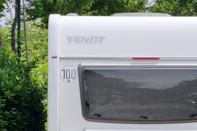 Plakette der Tempo-100 Zulassung an einem Wohnwagen