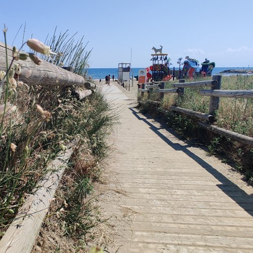 Brücke zum Strand.