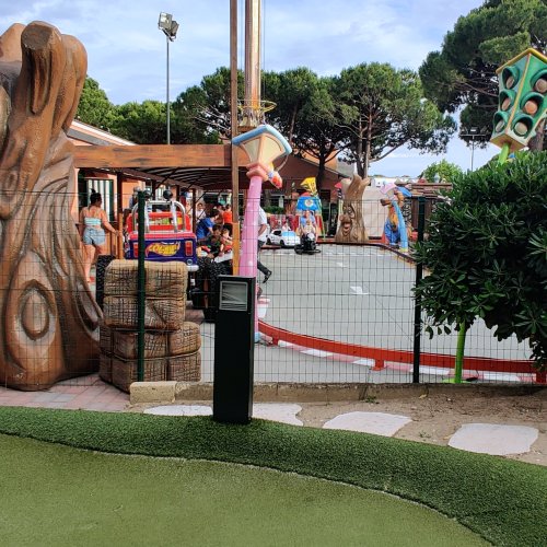 Blick vom Minigolf rüber auf die Rennstrecke.