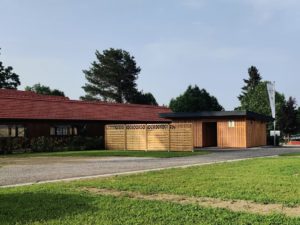 Abwasserentsorgungsstelle und Holzhaus für Müllentsorgung