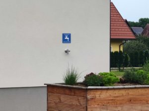 Wasserhahn für Frischwasser an der Außenseite des Sanitärgebäudes