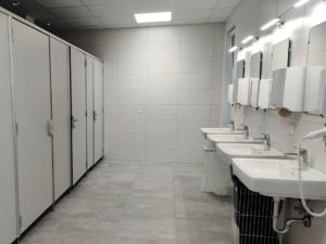 Handwaschbecken und Duschen