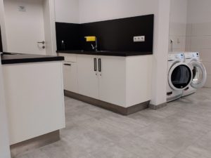 Geschirrwaschbecken und Waschmaschinen im Sanitärhaus
